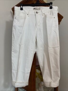 White Women’s Levi’s Capris